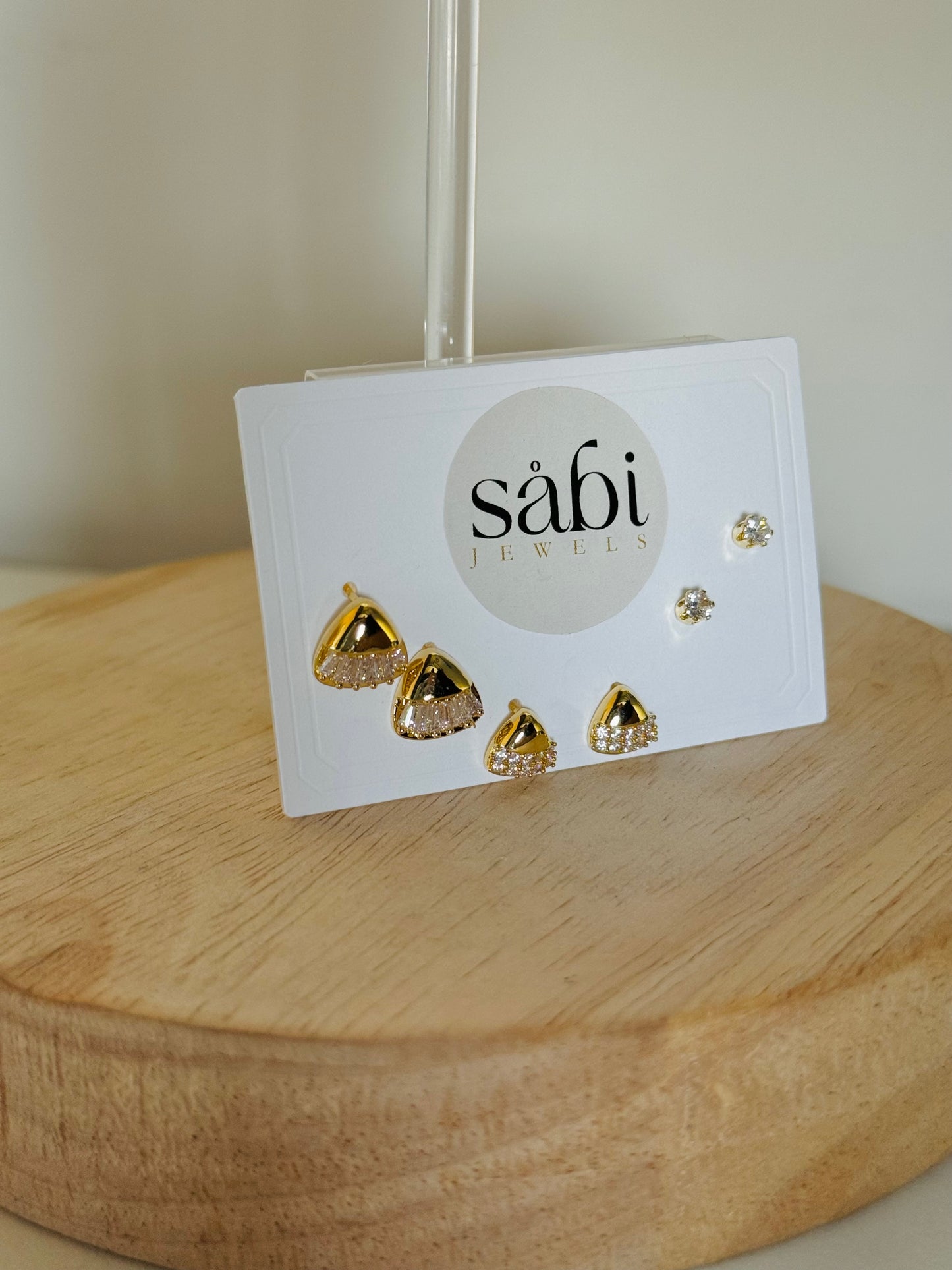 Pyramidal diamond studs