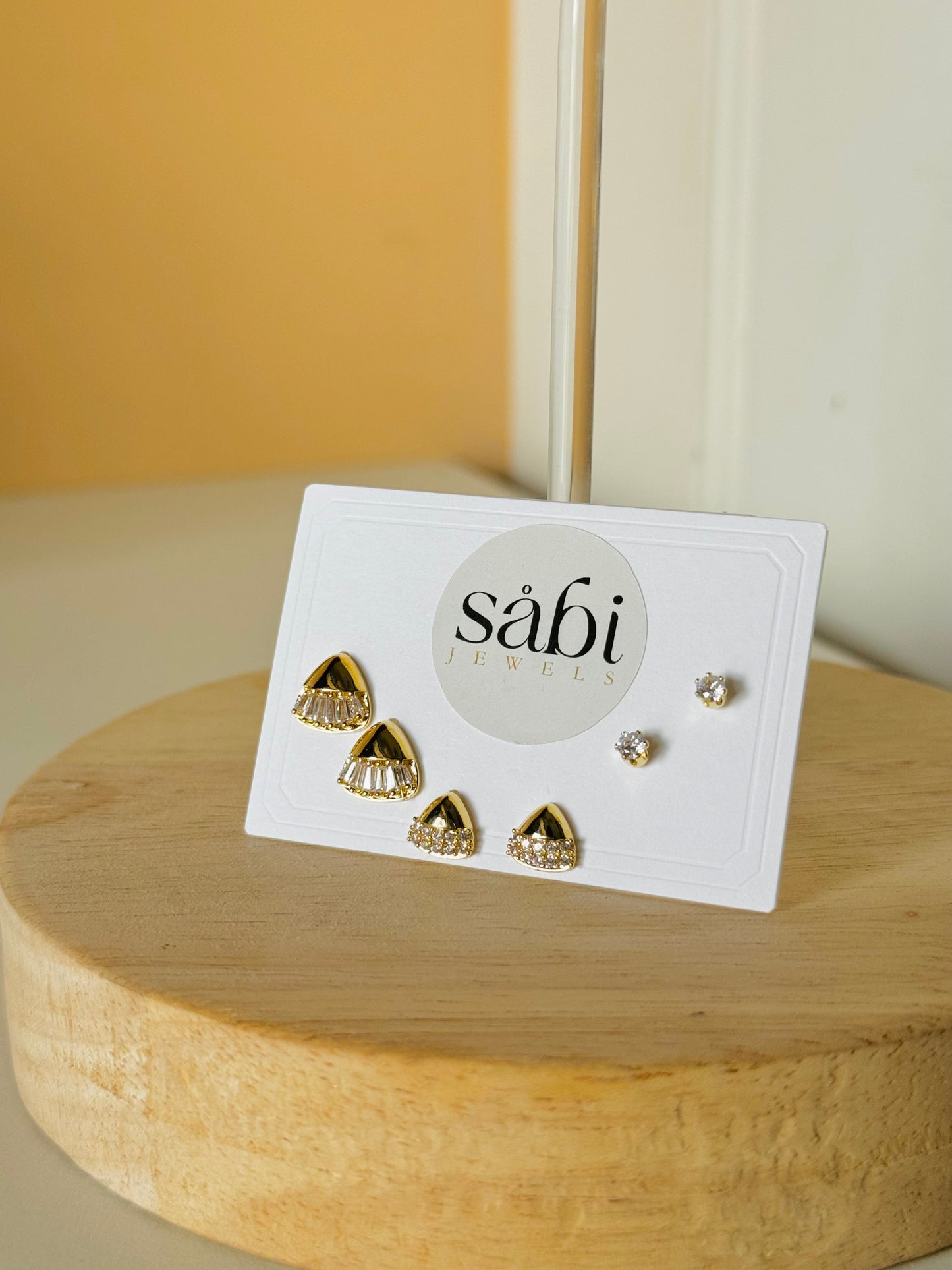 Pyramidal diamond studs