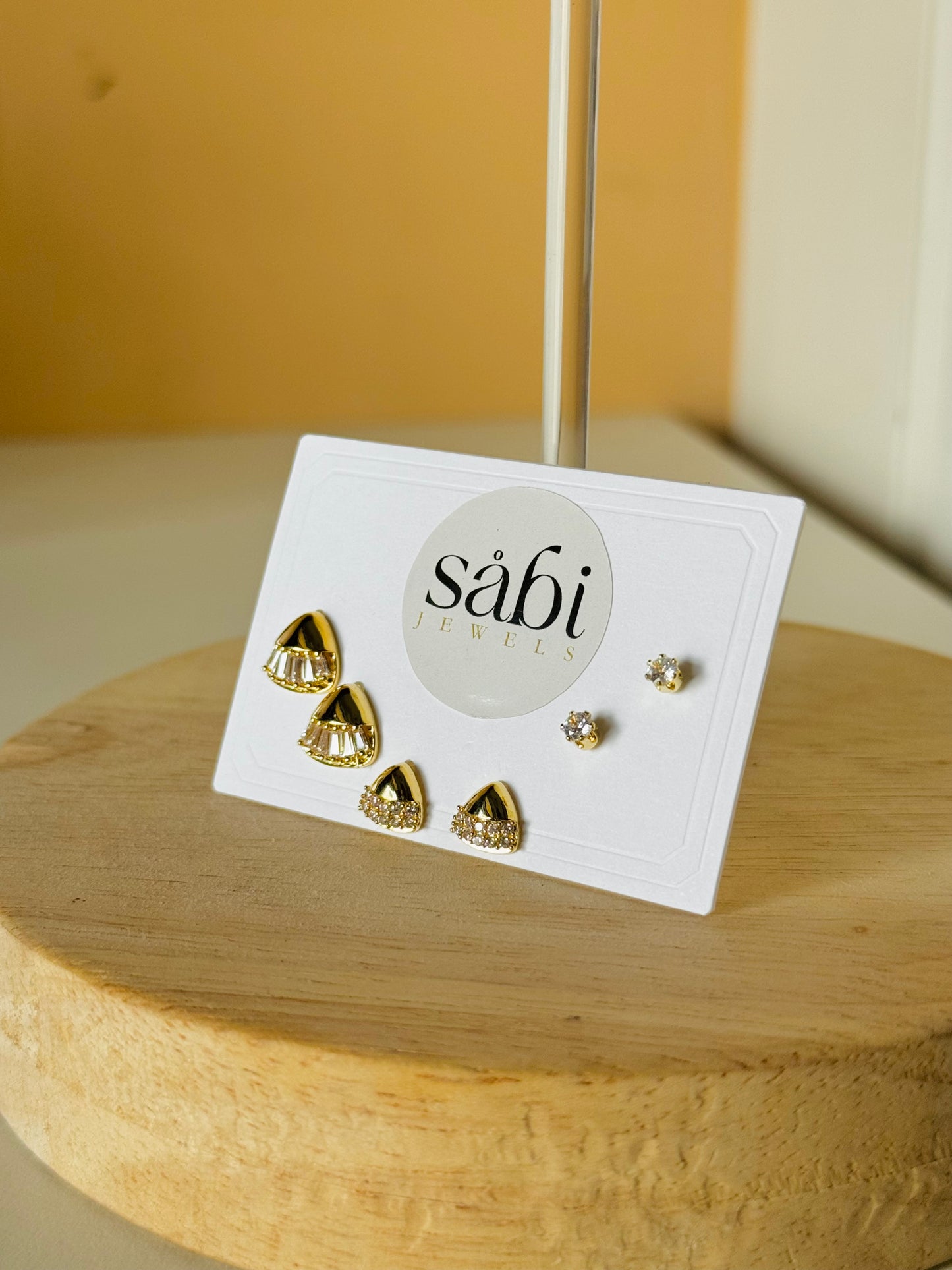 Pyramidal diamond studs